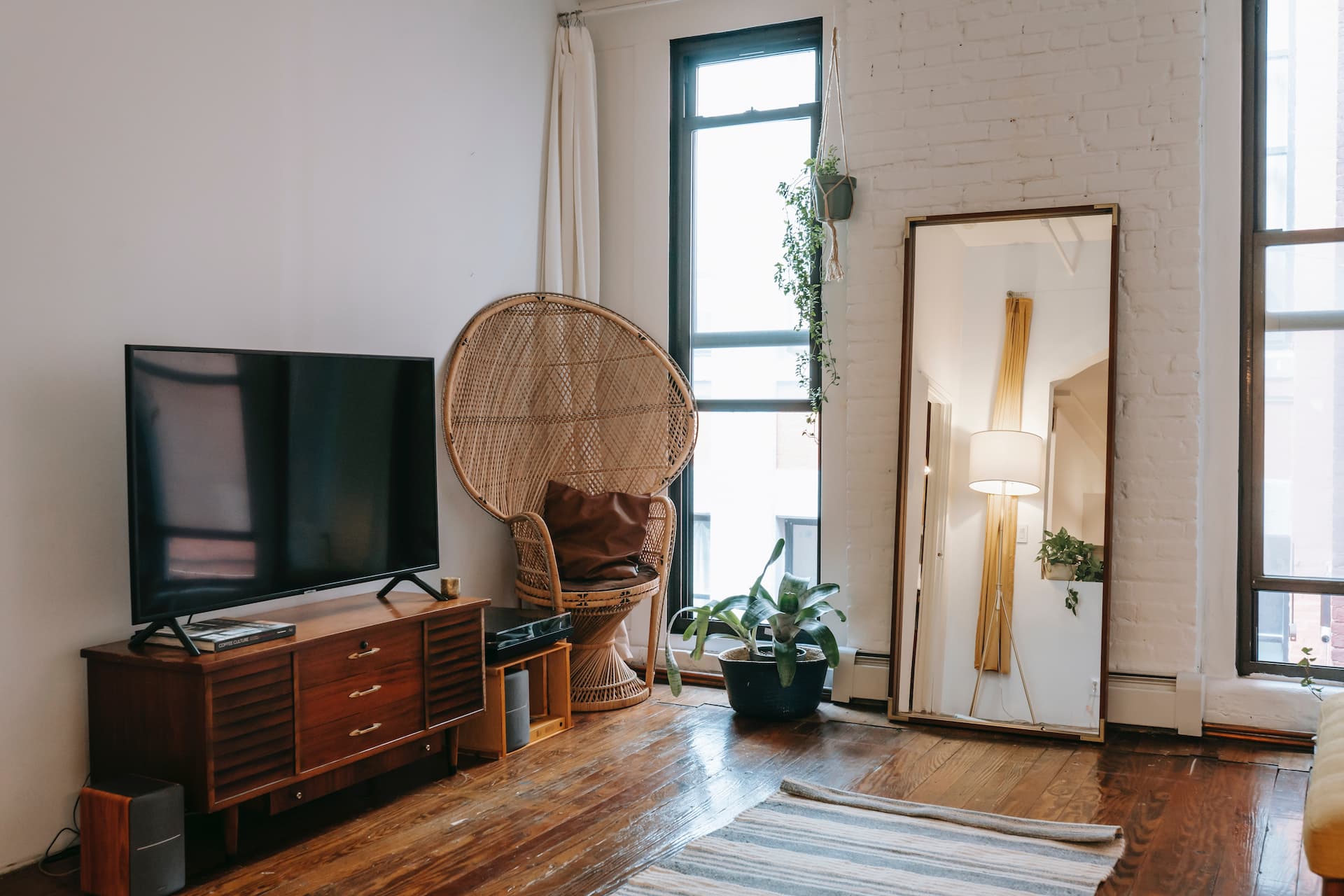 Mueble vintage de tv en el salón de una casa.